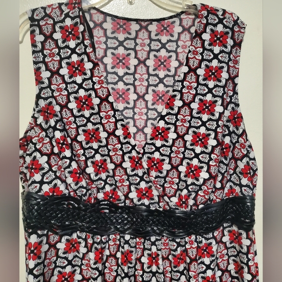 A V-neck blouse - Picture 3 of 3